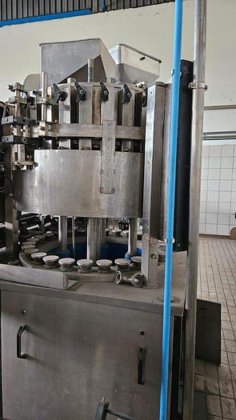 ボトル充填機とキャップ機