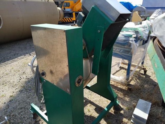 Powder mixing machine