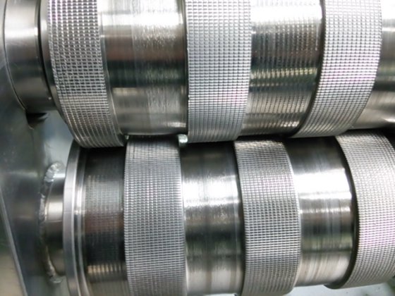 Tube squeezing machine