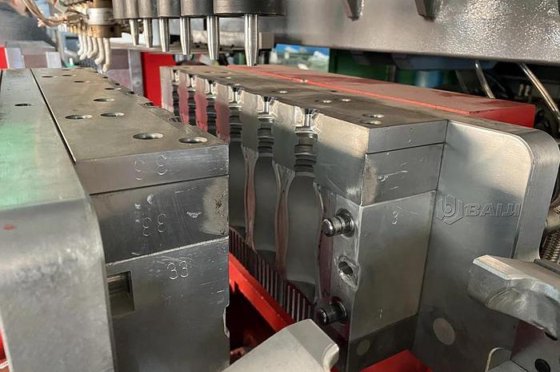 2021 全自动荔枝奶饮料洗发水 HDPE 瓶挤出吹塑机价格