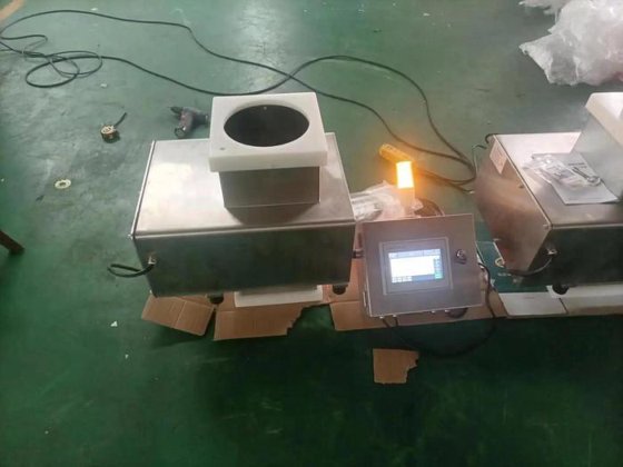 セリウムの低下タイプの金属探知器機械小型ベルトの重量の食品包装のためののどのタイプ金属探知器
