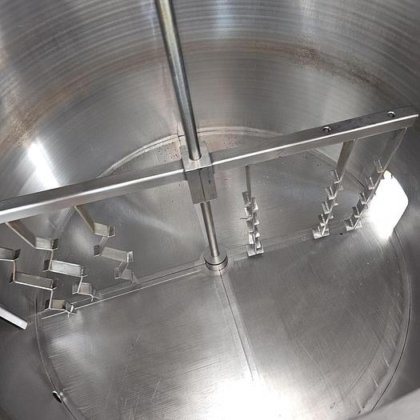 3つの容器を備えた醸造所