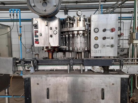 ボトル充填機とキャップ機