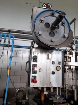 ボトル充填機とキャップ機