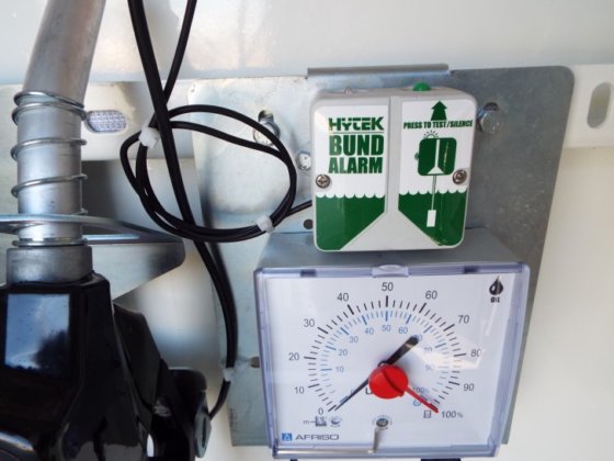 28000 リットルの燃料貯蔵庫は完全に束ねられています