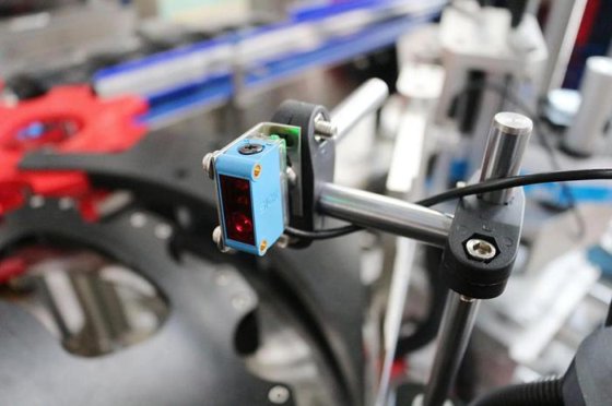 全自动圆瓶单面贴标机