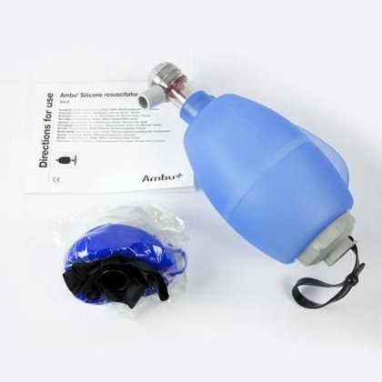 酸素ボトルとアンビューが入った緊急用ケース