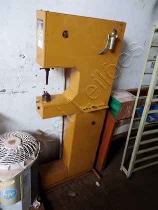 Maquina de rebitar freio