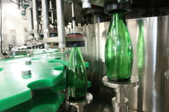 三合一全自动玻璃瓶伏特加威斯基啤酒酒精灌装机/制造厂/生产线