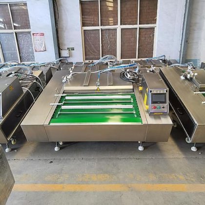 Automatic vacuum pump rolling conveyor