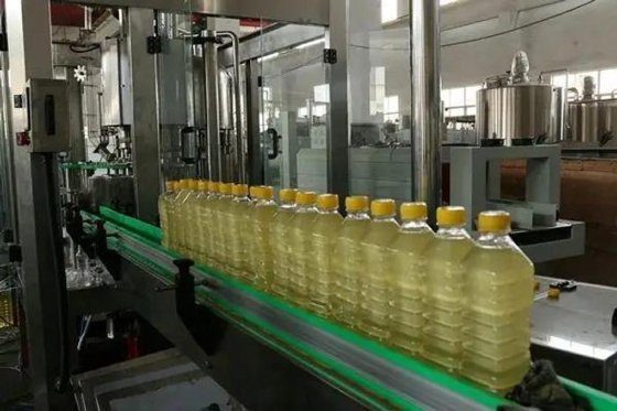 用于塑料瓶的二合一自动食用油灌装和旋盖机