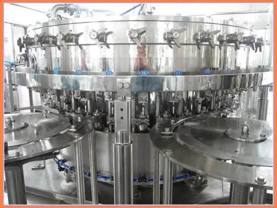 用于生产线的全自动三合一苏打水液体矿泉水小型碳酸软饮料灌装旋盖机