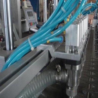 全自动线性活塞式葵花籽油瓶灌装旋盖包装机