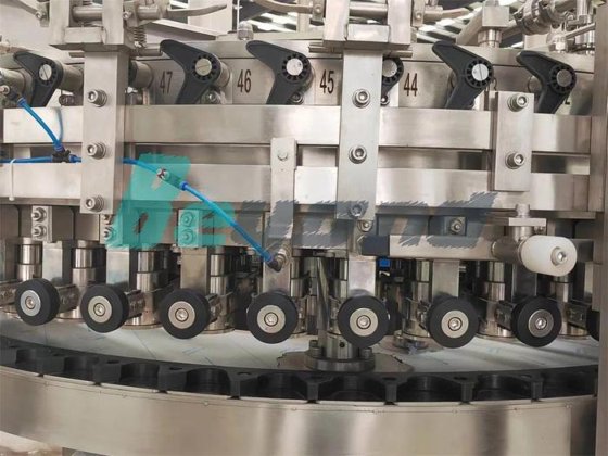 用于高效啤酒生产的全自动小罐碳酸啤酒灌装和封口机