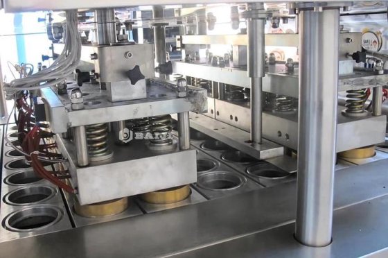 热销的全自动 200 毫升塑料杯纯净水灌装封口机