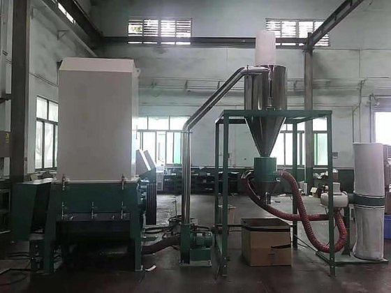 用于破碎材料的塑料粉尘收集回收系统