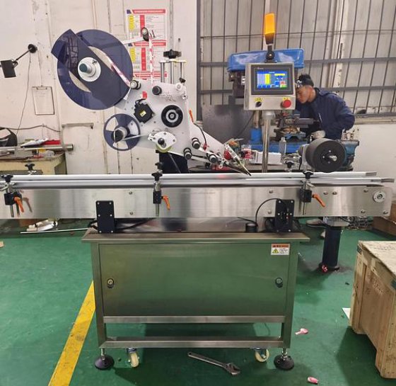 自动平面贴标，塑料圆瓶方瓶贴标机，带日期代码打印机