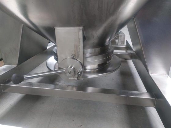 约 400 升的不锈钢桶。带盖