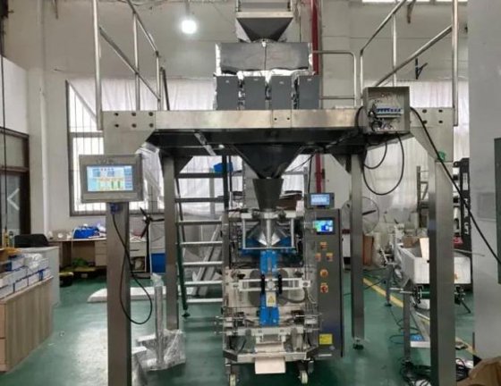 用于砂糖颗粒的 4 头直线式自动称重 VFFS 包装机