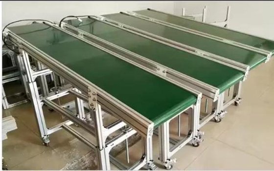 用于食品工业的自动定制 PU PVC 链板水平皮带输送机