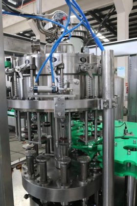 工厂制造玻璃瓶啤酒碳酸饮料苏打水软饮料灌装旋盖包装封口机