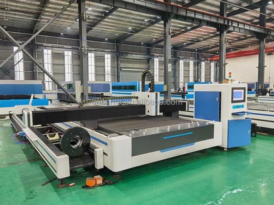 中国工厂 3000W 金属光纤激光切割机，价格低廉