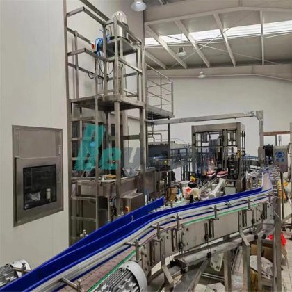 用于高效啤酒生产的全自动小罐碳酸饮料灌装封口机