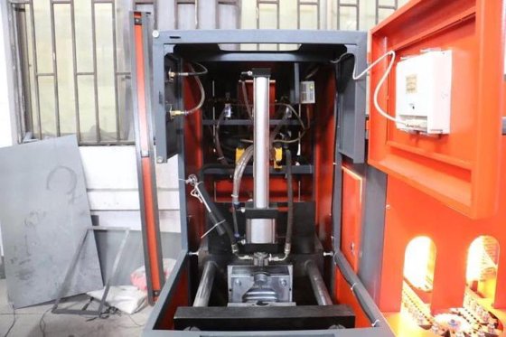 用于宽颈塑料瓶的半自动吹瓶机