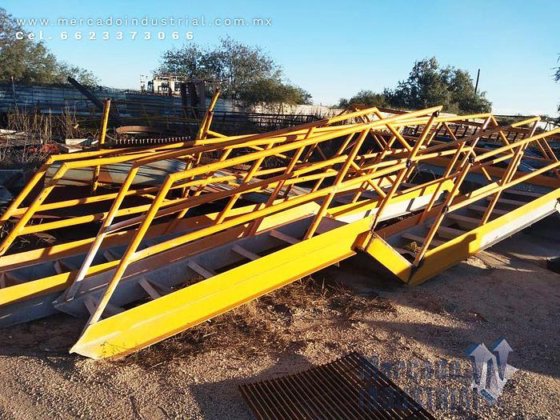 配有平台、扶手和防滑台阶的楼梯