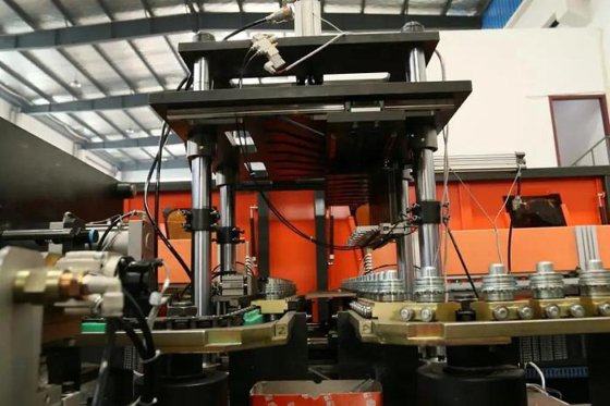 PET 水瓶自动成型吹瓶机