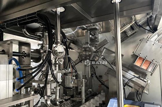 全自动 200 毫升果汁牛奶康美包纸盒灌装包装机