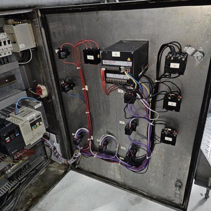 3つの容器を備えた醸造所