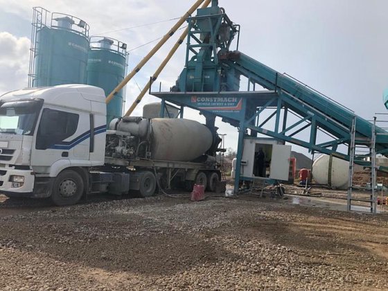 移动式 100 干湿混凝土搅拌站