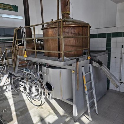 3つの容器を備えた醸造所