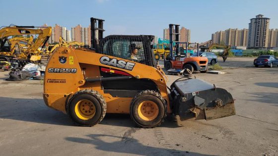 2017 CASE SR250