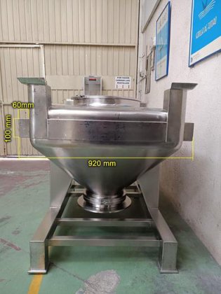 约 400 升的不锈钢桶。带盖