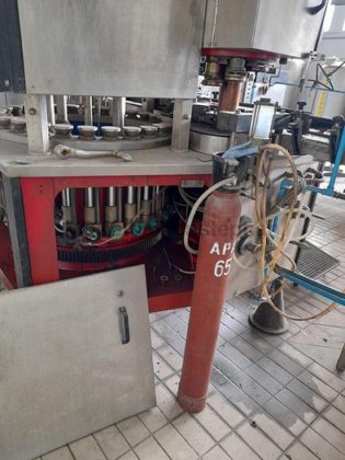 ボトル充填機とキャップ機