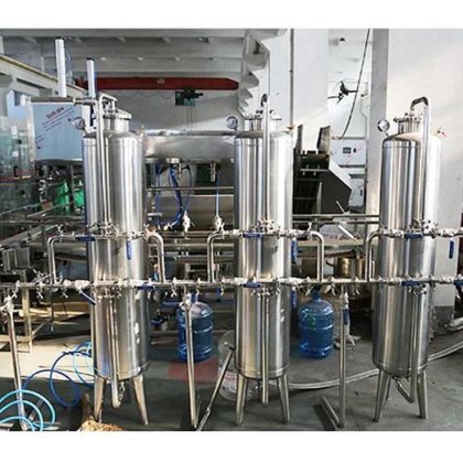 完整的瓶装饮用水净化系统 - 反渗透水处理和过滤机