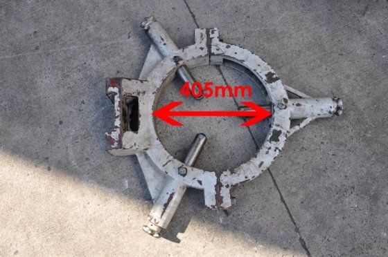 Various steadies for lathes