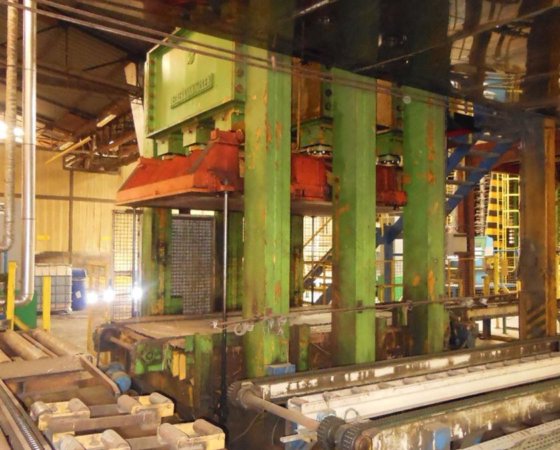 Becker panel press 650 ton