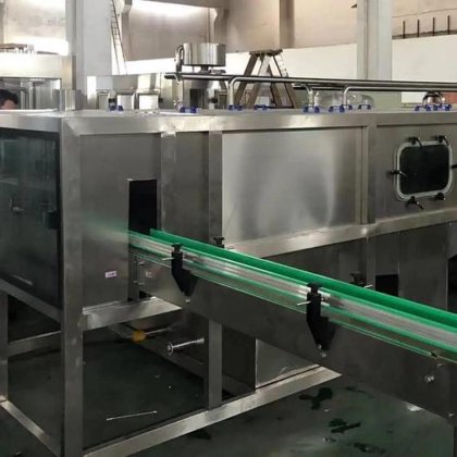 铝罐碳酸饮料贴标前的喷淋冷却通道