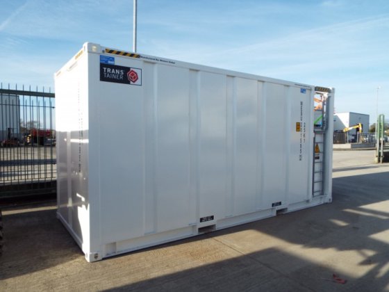 28000 リットルの燃料貯蔵庫は完全に束ねられています