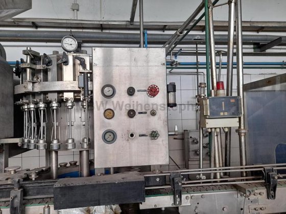 ボトル充填機とキャップ機