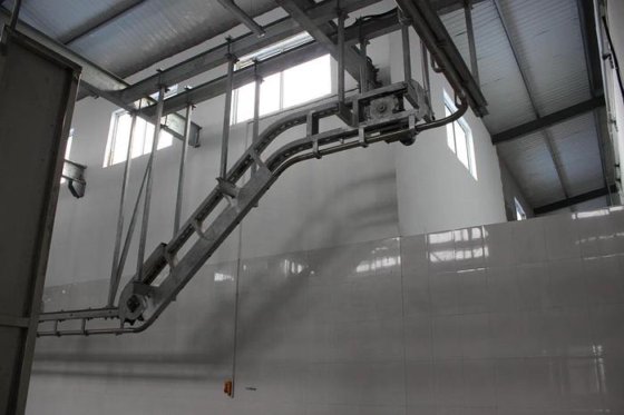 四分之一胴体斜坡卸载机 牛屠宰场设备 牛肉机械 清真屠宰中的牛肉机械