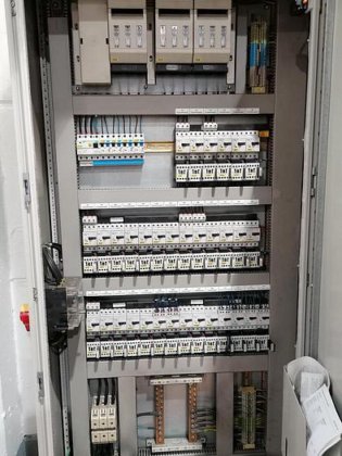 無料のボトルコンベア