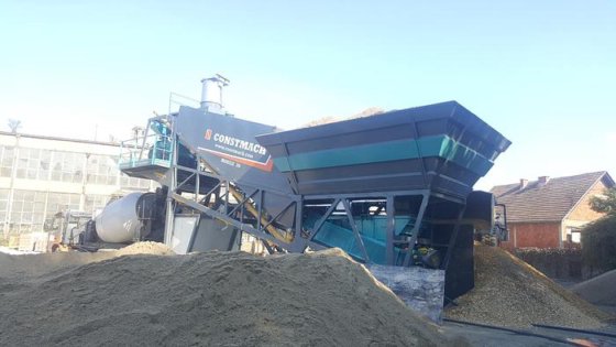 Constmach 生产的 30 立方米/小时全移动式混凝土搅拌站