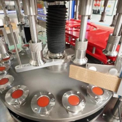 瓶用三面旋转式自动贴标机 高速贴标解决方案