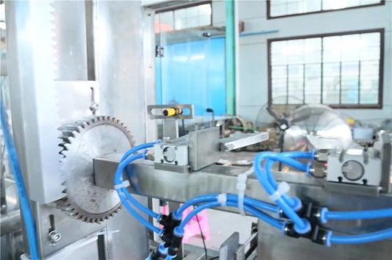 全自动 2000bph 三合一水洗、灌装和旋盖机