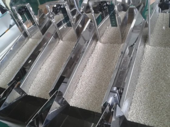 谷物粉末充填包装机 4 头直线称重器（带支架