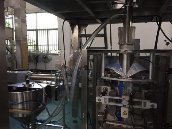 带液体泵的自动旋转式膏体液体灌装机